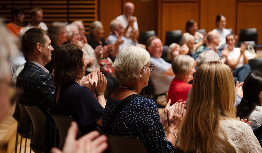 Publikum applauderer under konserten.