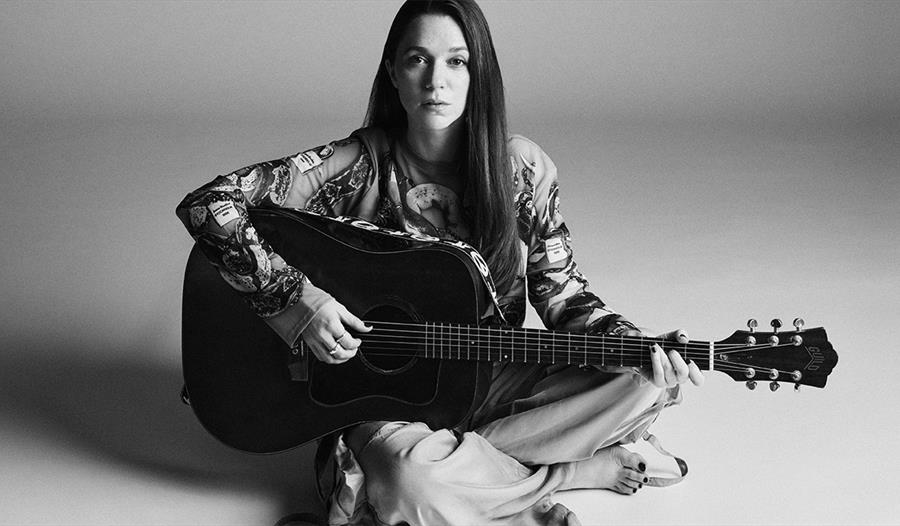 Melissa Horn med gitar