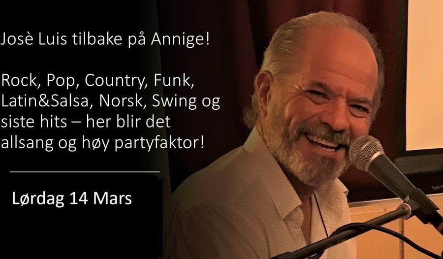 Josè Luis synger i mikrofonen