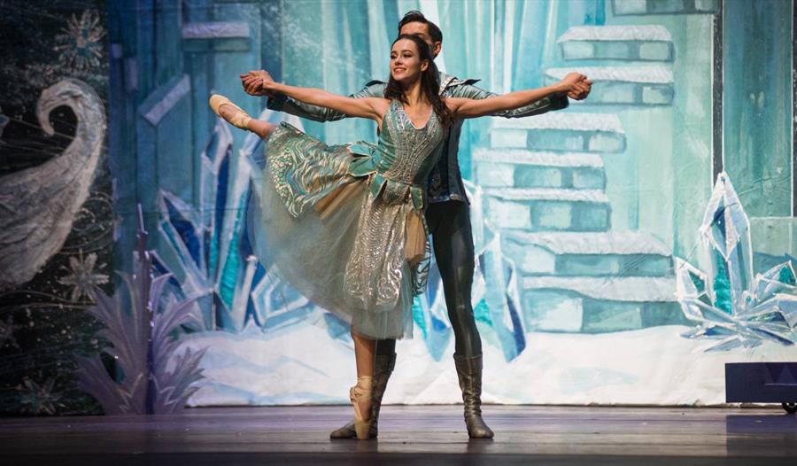Dansere fra ballett på scenen