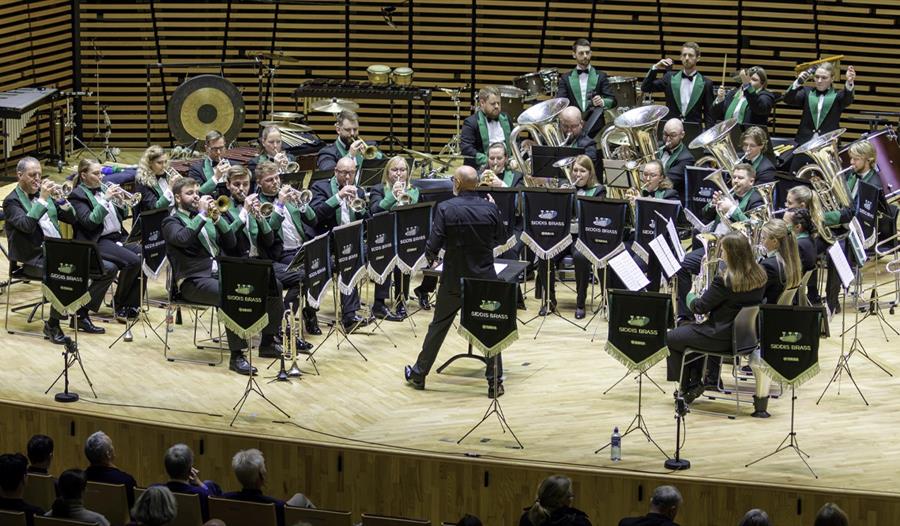 Brass band på scenen