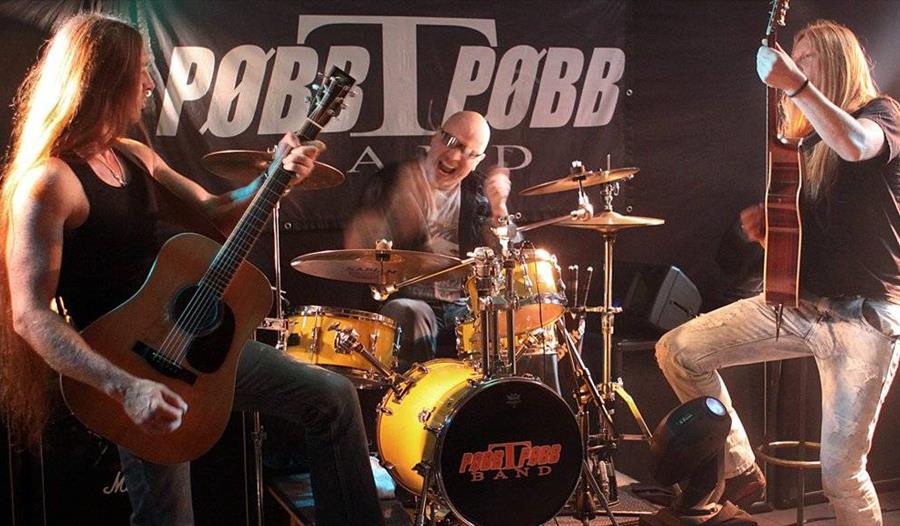 Pøbb T Pøbb Band på scenen