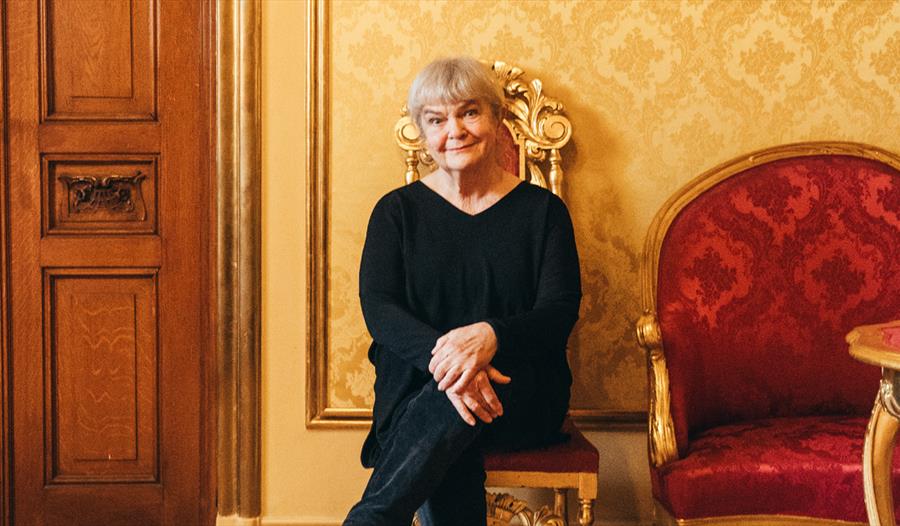 Anne Marit Jacobsen sitter på stolen