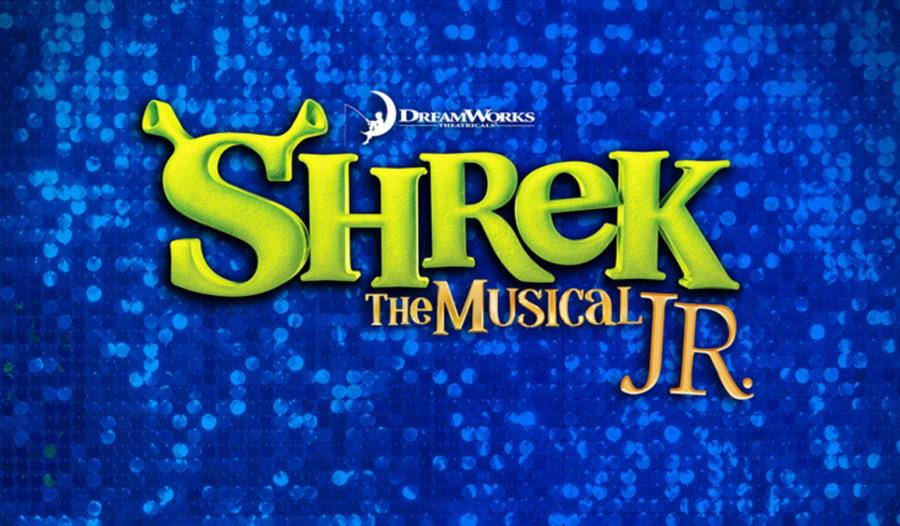 Annonse med Shrek The Musical JR. skrevet på blå bakgrunn
