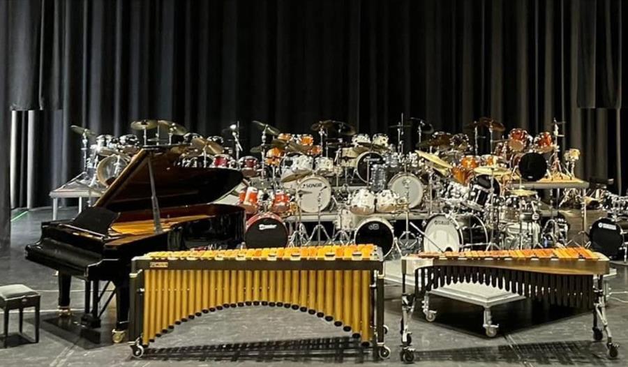 Trommesett og melodiske slagverkinstrumenter på scenen