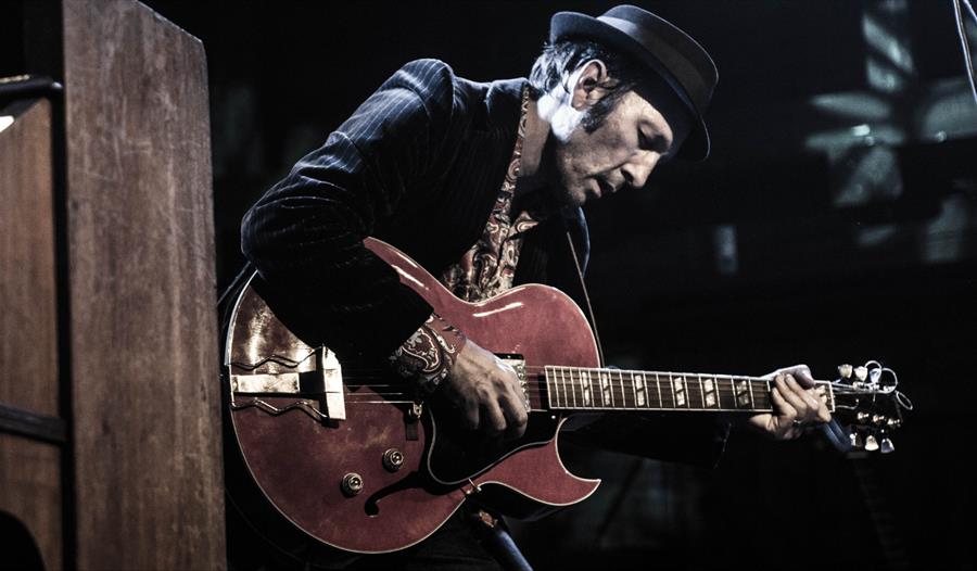 Tom Roger Aadland spiller gitar