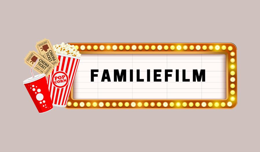Annonse med FAMILIEFILM skrevet på og popcorn pose, to film billetter og kolaglass