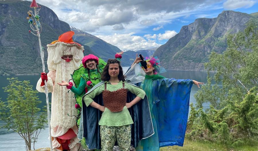 Teaterkompani Eventyr i parken med forestilling i skogen