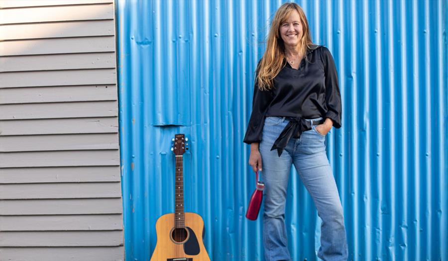Smilende Iren Reppen med gitar