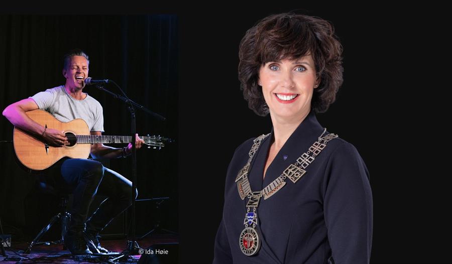 Mayor av Sola kommune med gitarist på scenen