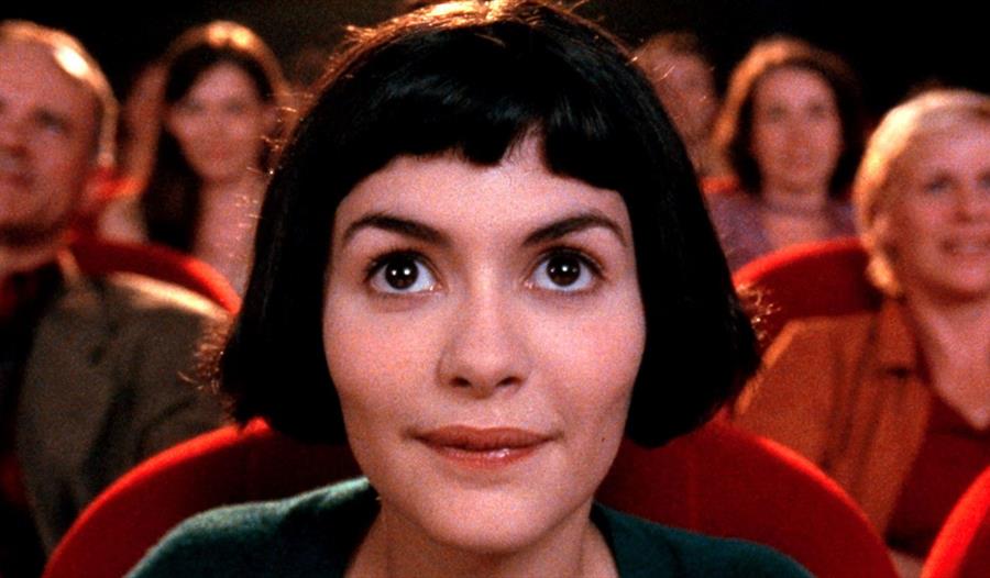 Amelia sitter på kino
