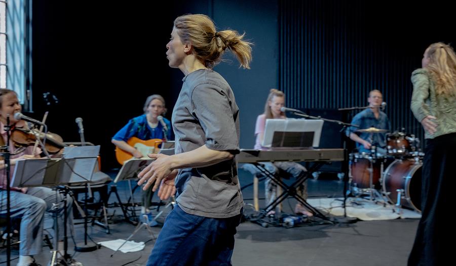 Balladen om Bøler Samvirkelag på scenen