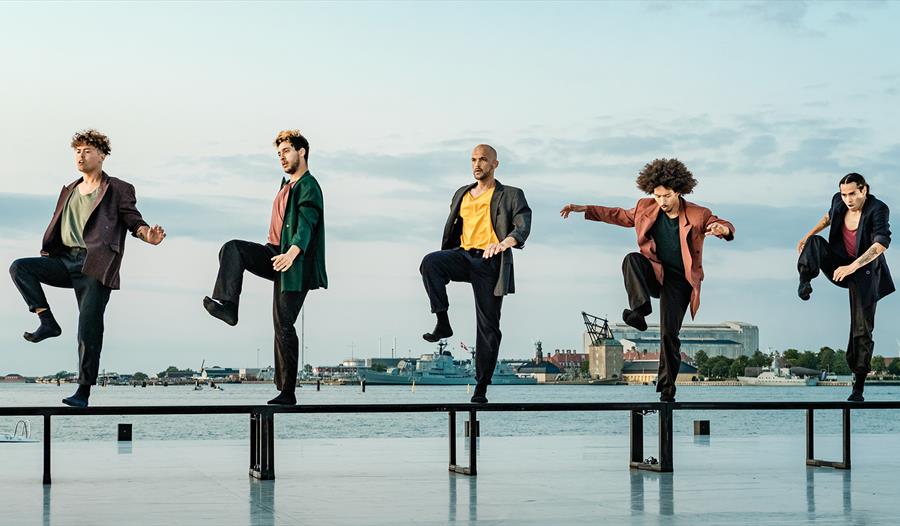 Fem dansere fra BENCHED (danseteater)