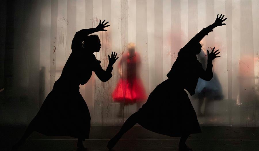 Kvinner danser på scenen
