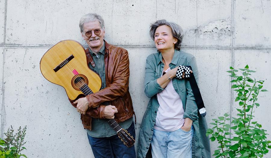 Ingrid Bjørnov og Øystein Sunde med gitar