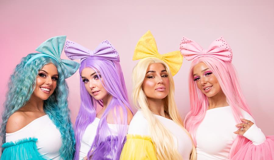 Dolly Style - fire ung damer med fargerik hår