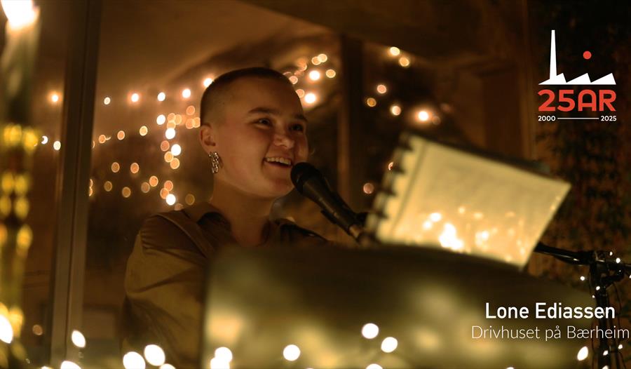 Lone Ediassen singer på konserten