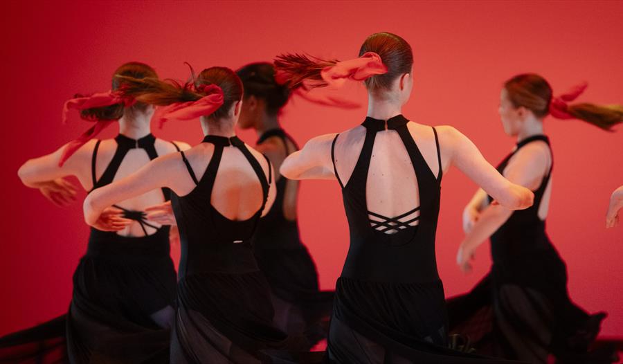 Danseelever på scenen