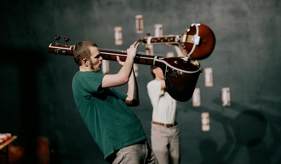 Andreas Røysum og Erlend Albertsen spiller og improviserer