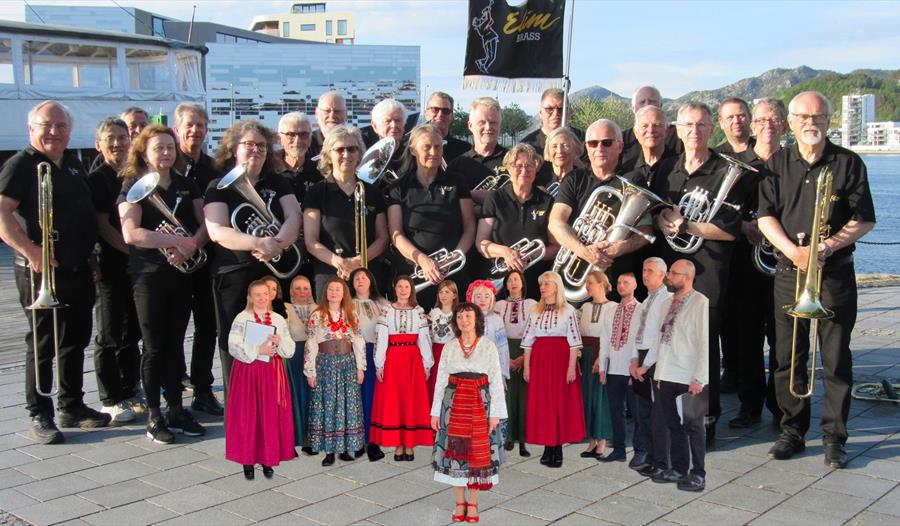 Elim Brass og Mrija Choir