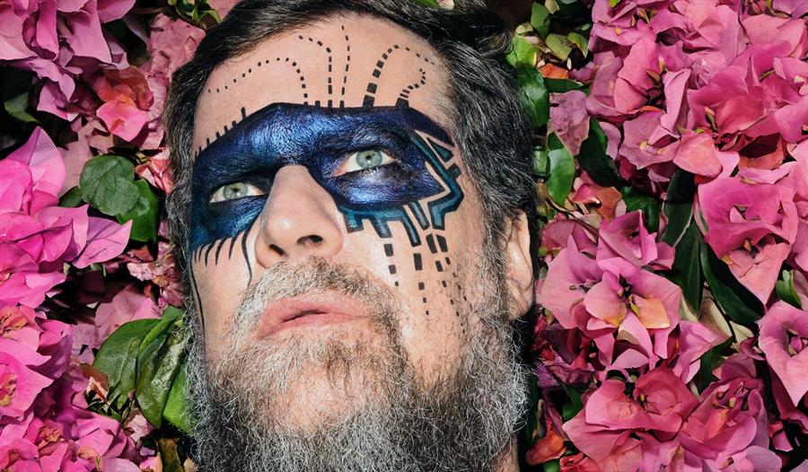 John Grant ligger i blomster