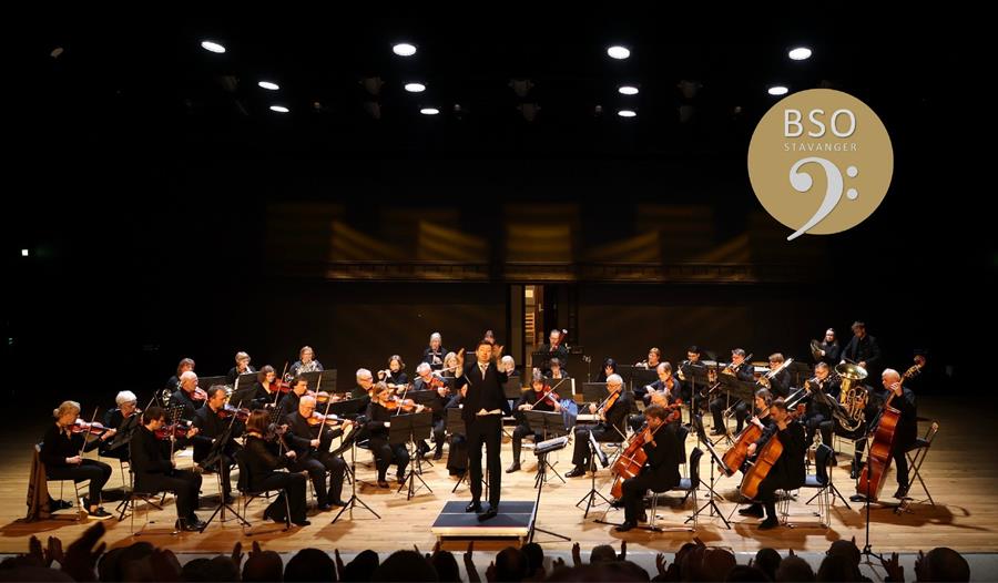 Bjergsted symfoniorkester opptrer på scenen