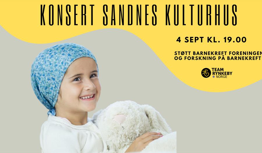 En jente i tørkle med et kosedyr