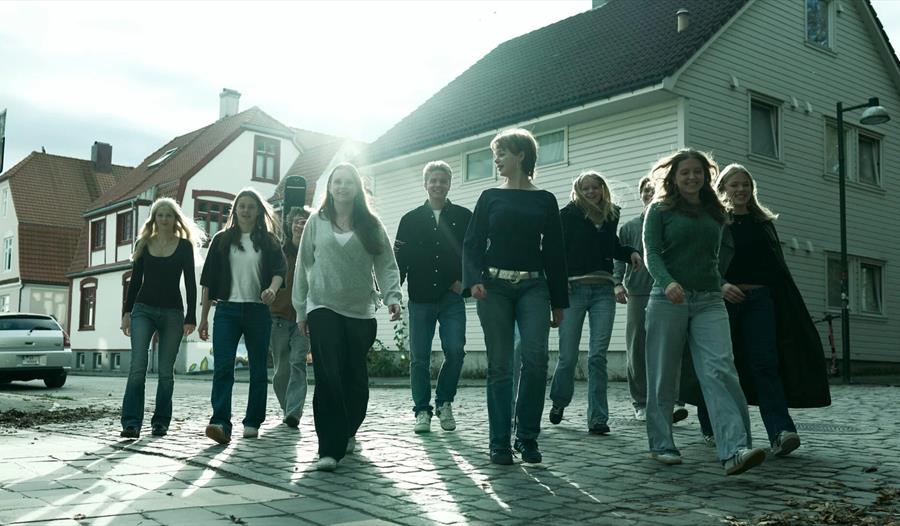 Ungdommer går nedover gaten