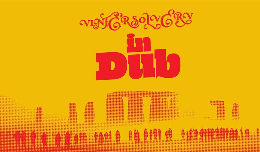 Vintersolverv in DUB skrevet på gull og rød bakgrunn med Stonehenge bildet