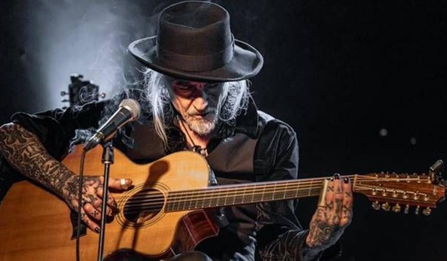 “Ledfoot” spiller gitar på konsert