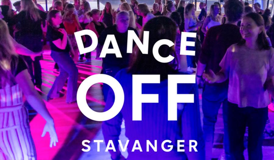 Mennesker som danser med Dance Off skrevet på