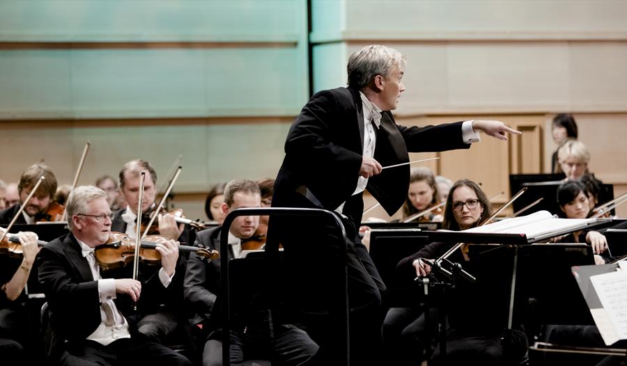 Ed Gardner dirigerer Bartok