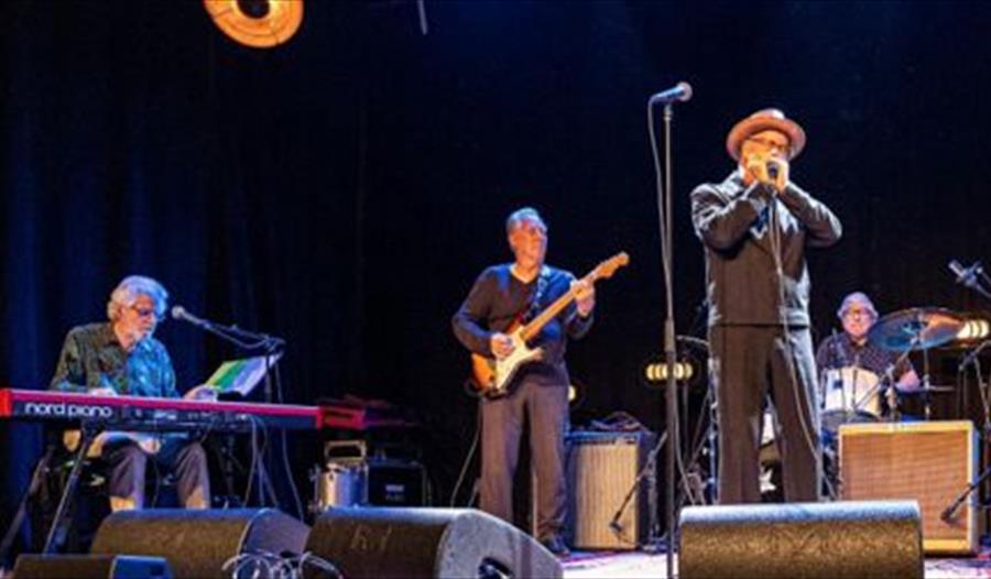 Bob Hall Band spiller på scenen