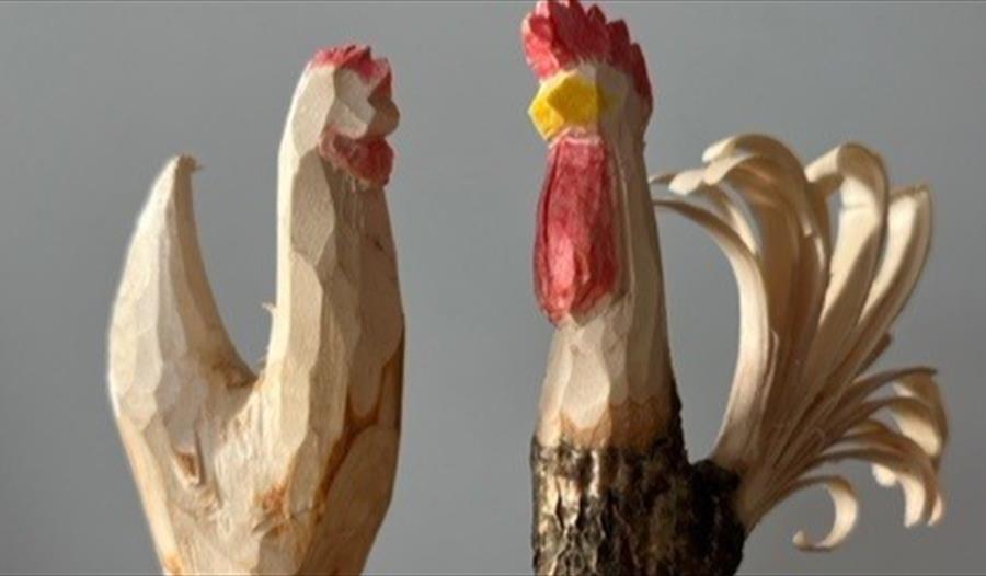 Høne og hane skåret ut av tre