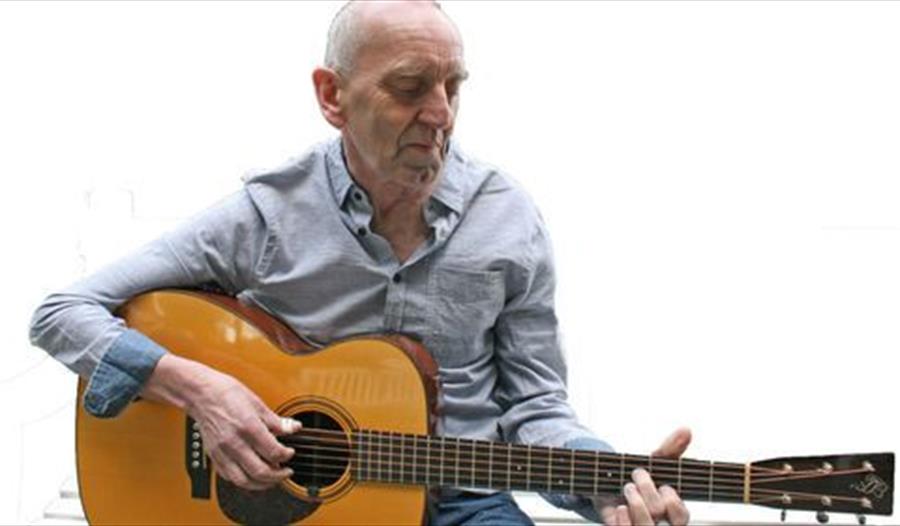 Bjørn Kallevig spiller gitar