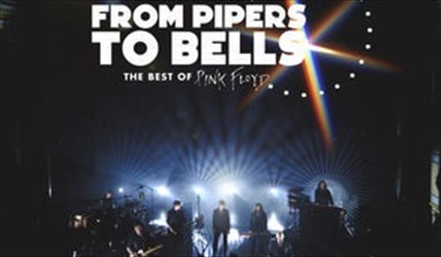 Band A Saucerful of Secrets på scenen med From Pipers to Bells skrevet på