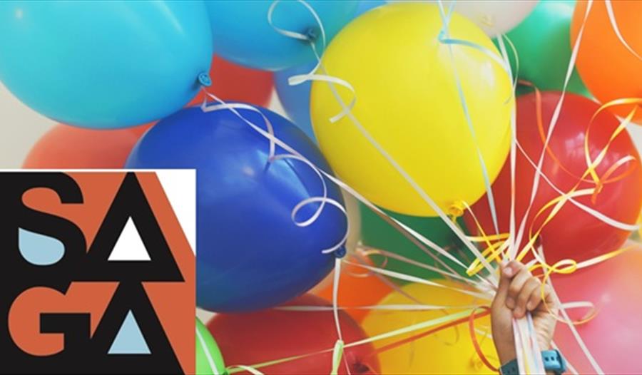 En hånd som holder mange fargerike ballonger