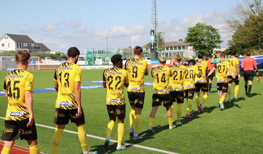 Fotballspillere fra EIK på fotballbane