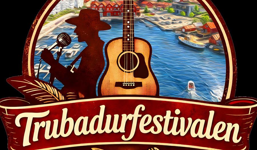 En man synger og spiller gitar