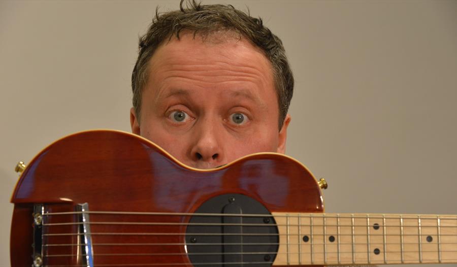 Et mannshode med en gitar