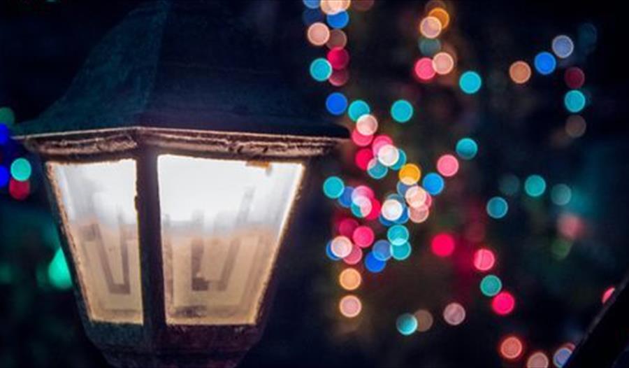 Store lykt og fargerik dekorasjoner