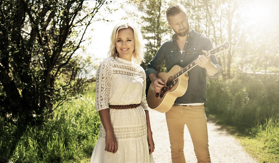 Aina Økland og Aril Schøld med gitar