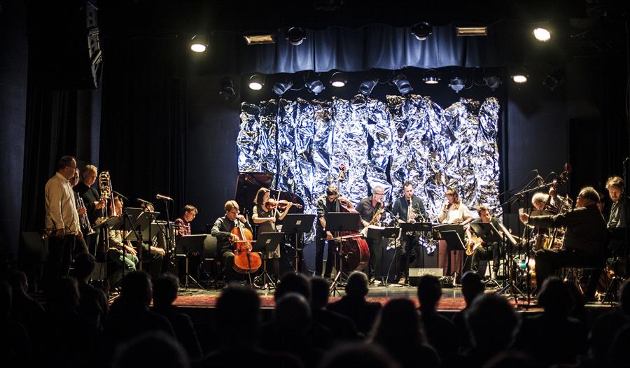 Kitchen Orchestra spiller på scenen