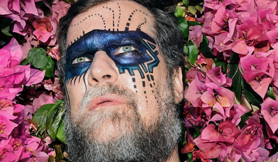 John Grant ligger i blomster
