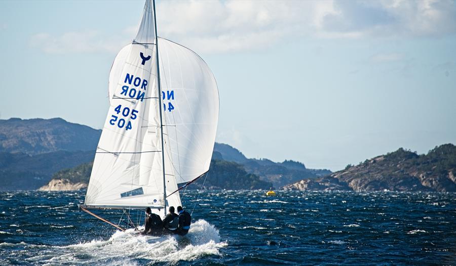 Yngling seiling i Hauglandsosen