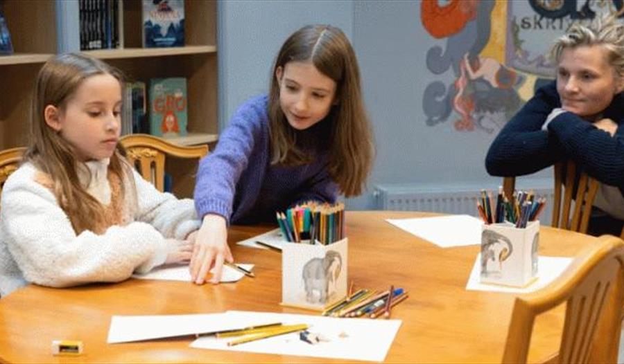 Barna i skriveklubben på tegneworkshop