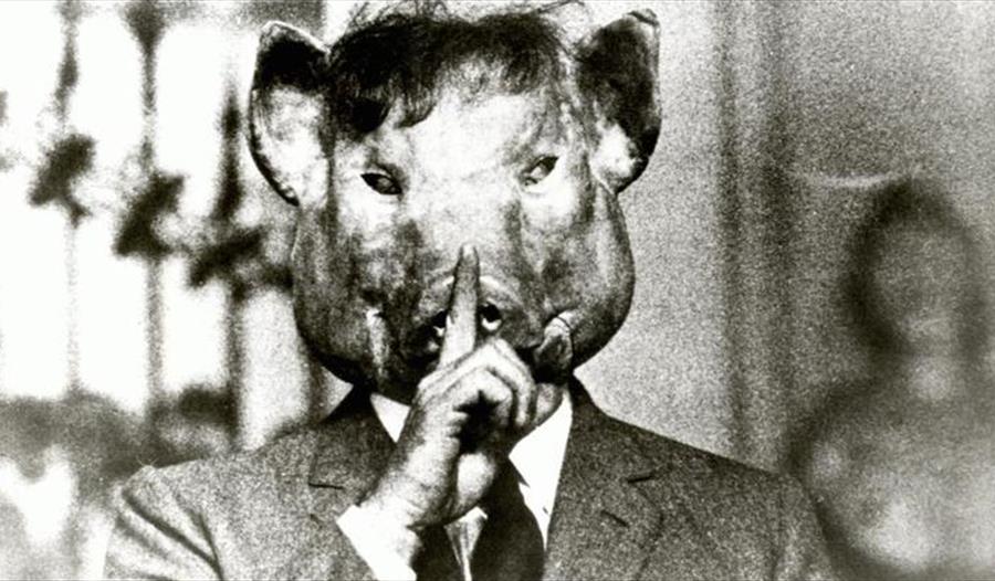 En mann med grisehode