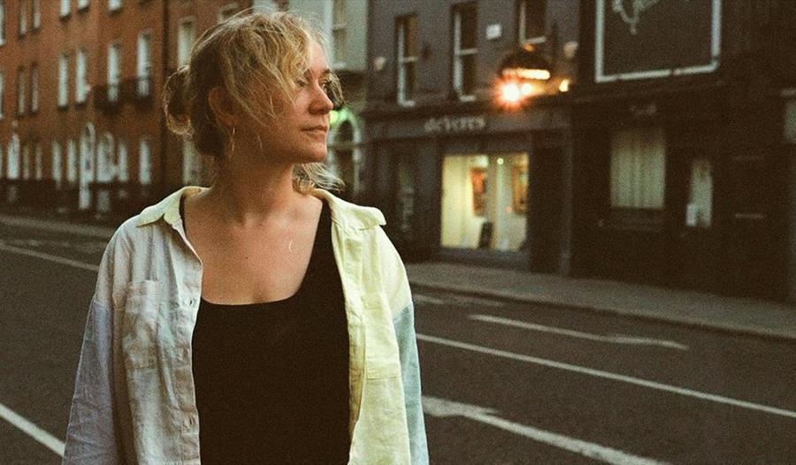 Brigid Mae Power står i gate