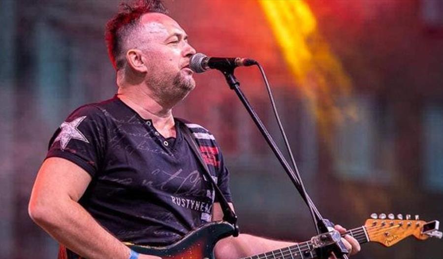 Joe Rusi spiller gitar og synger