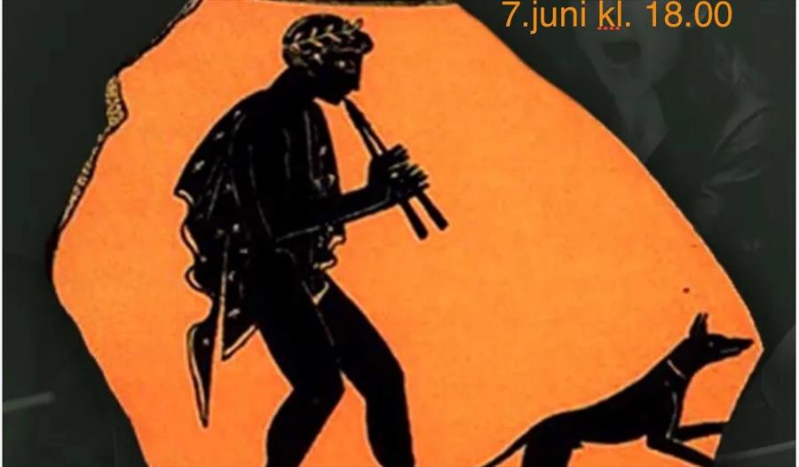 En mann blåser i et rør og har en hund som løper foran ham